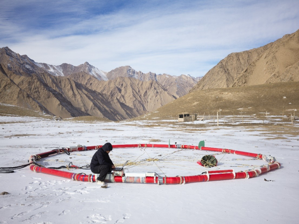 科研人員在新疆和田地區(qū)測(cè)試航空大地電磁探測(cè)系統(tǒng).png